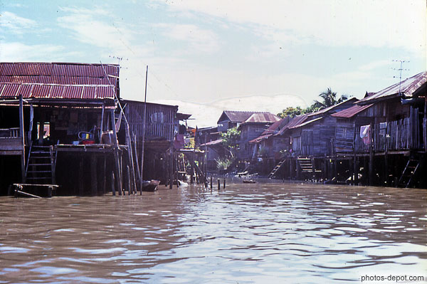 photo de pour arriver à Bangkok, on emprunte des milliers de petits canaux, les Klongs