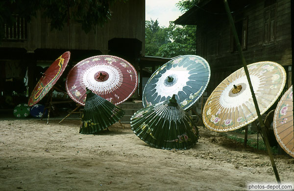 photo de belles ombrelles décorées