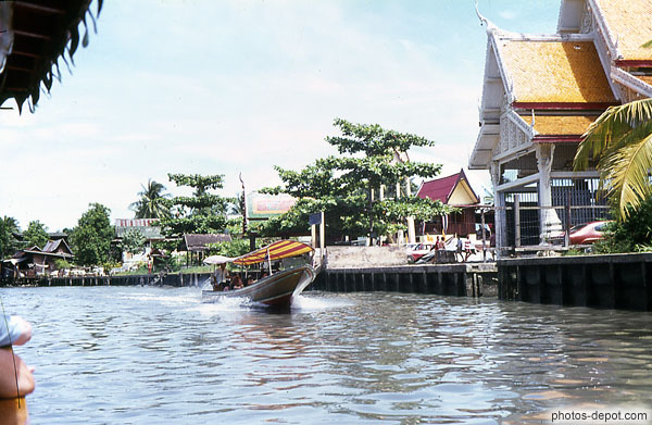 photo de sampan sur le fleuve