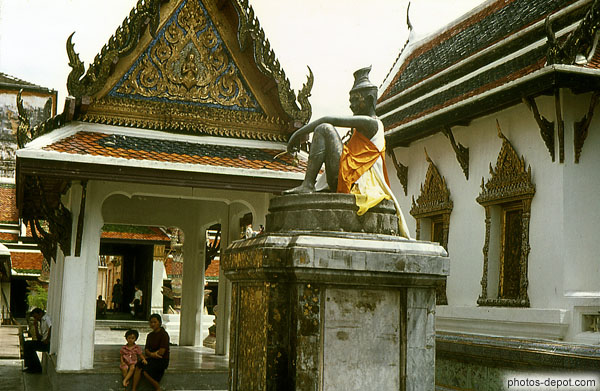 photo de statue aux foulards trône dans le temple