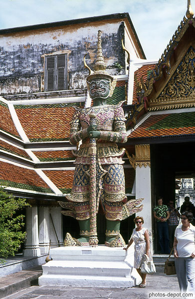 photo de statue de guerrier au sabre
