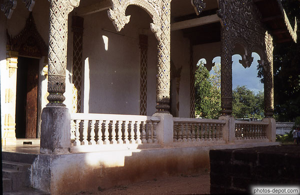 photo de temple aux colonnes