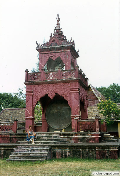 photo de temple rouge au gong