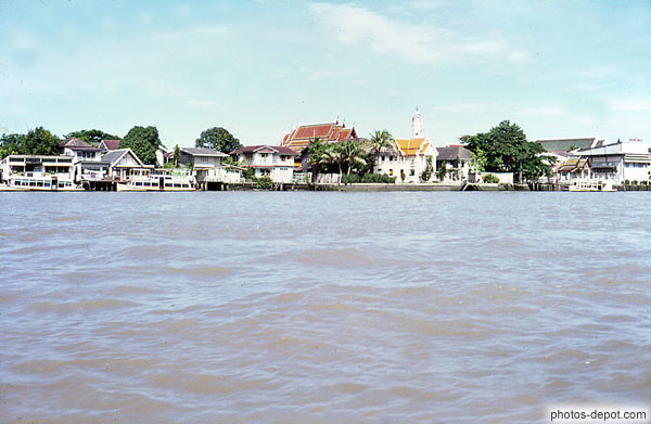 photo de village au bord de l'eau