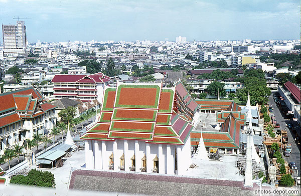 photo de temple au milieu de la ville