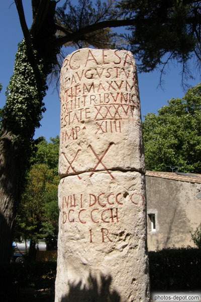 photo de Borne milliaire romaine de la voie d'Aquitaine indiquant la distance de 20 milles de Narbonne et portant la mention de la 36e puissance tribunitienne d'Auguste, -14 av notre ère