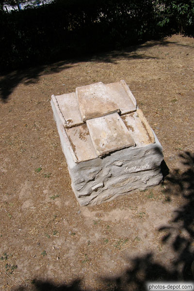 photo de tuiles carolingiennes utilisées primitiement pour la couverture de l'église