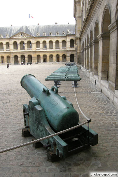 photo d'alignement de canons dans la cour centrale