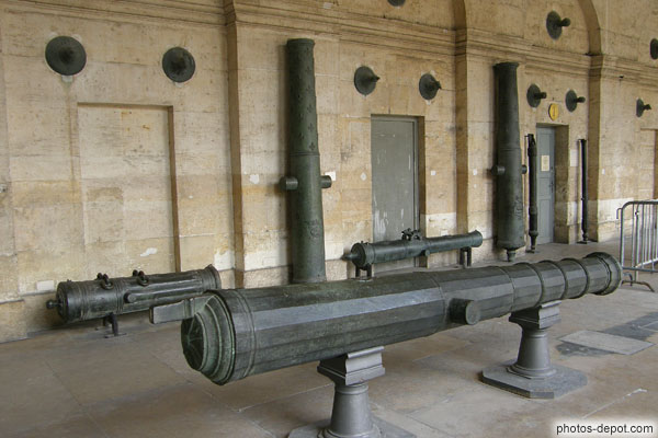 photo de divers canons exposés sous les arcades
