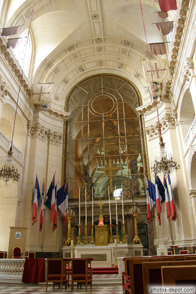 photo de Derrière le coeur de l'église St Louis, une baie vitrée donne sur l'église du Dôme, permettant à Louis XIV de suivre la messe en même temps que ses soldats