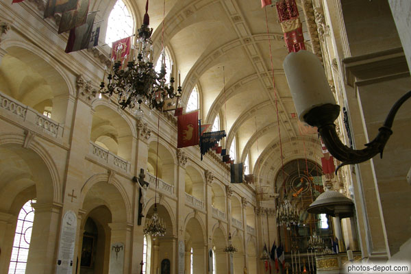 photo de Voute et drapeaux ornant la nef de l'église St Louis des Invalides