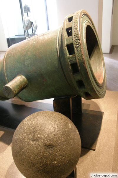 photo de Bombarde-mortier en bronze des Hospitaliers de St Jean de Jérusalem, projectile boulet en granit de 261 kg