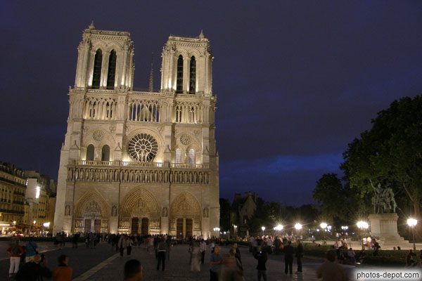 photo de Notre Dame la nuit