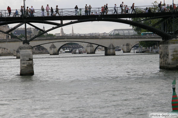 photo de Ponts de la Seine vus de l'etrémité de l'Ile St Louis