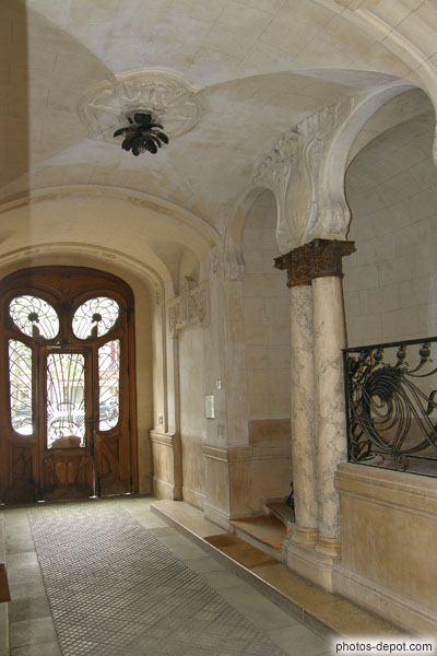 photo de porche, porte, colonnes de marbre et escalier, immeuble Lavirotte