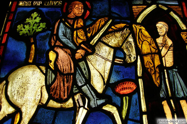 photo de Charité de St Martin, vitrail du saint à cheval tranchant son manteau pour en donner une partie au mendiant