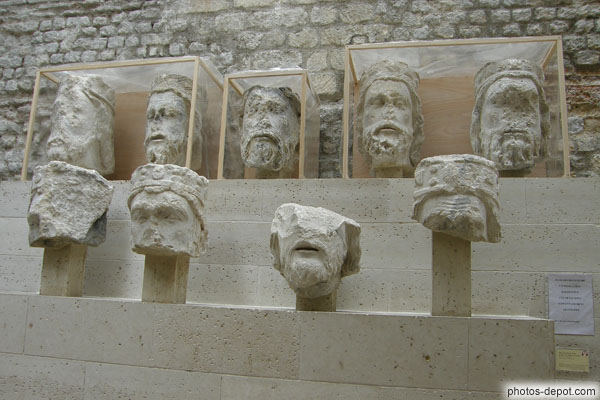 photo de Têtes des rois de Juda provenant de la galerie occidentale de ND de Paris, abatues par les révolutionnaires