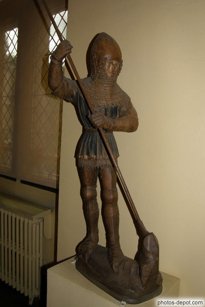 photo de St Michel en armure et longue lance terrassant le dragon