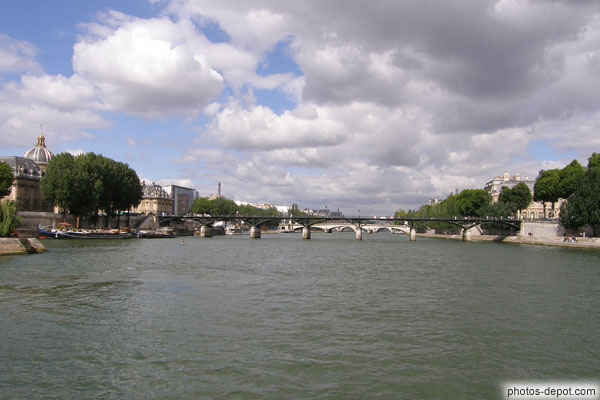 photo de Pont des Arts fini sous Napoléon Bonaparte en  1804, passerelle piétons aux neuf arches en fonte est le premier pont métallique de Paris