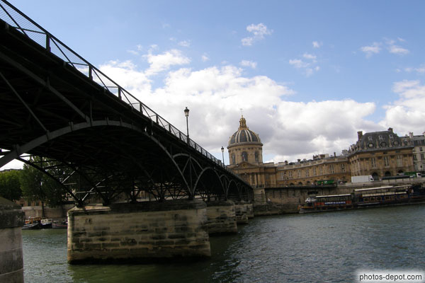 photo de Pont des Arts donnant sur l' Académie Française