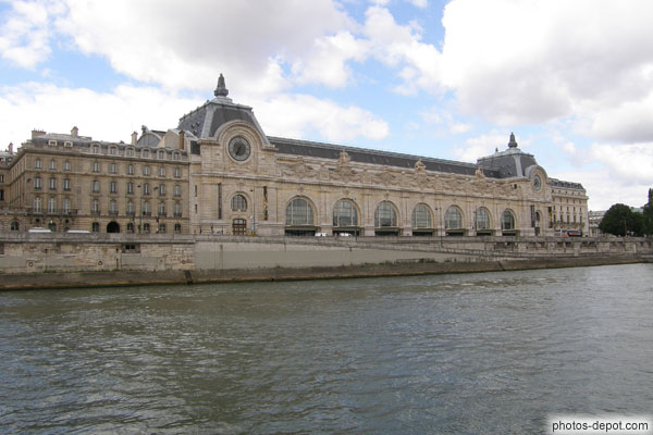photo de Musée d'Orsay (ancienne gare construite par Laloux pour l'expo universelle de 1900), abrite les oeuvres du XIXe (impressionnistes Renoir, Monet...)
