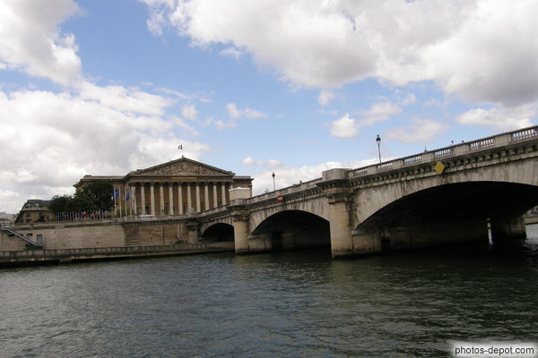 photo de Pont de la concorde construit avec les pierres de la bastille après la révolution.  Palais Bourbon