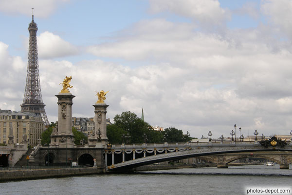 photo de Pont Alexandre III, terminé pour l'exposition universelle de 1900