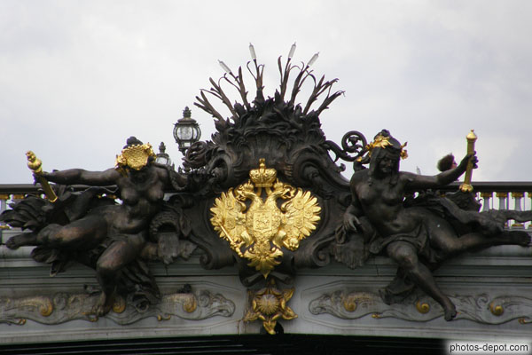 photo d'armes de St Pertersbourg et 2 nymphes symbolisant le fleuve et la Néva, pont Alexandre III