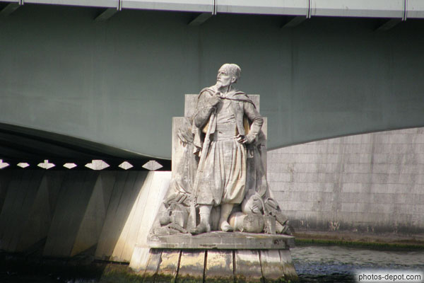 photo de Pont de l'Alma, par son zouave tronant sur un pilier, rappelle la guerre de Crimée (1856); aux crues de 1910, la Seine monta jusqu'a son menton.