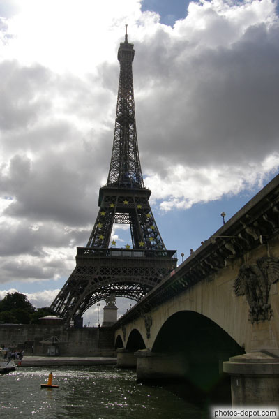photo de Pont d'Iéna et tour Eiffel arborant les étoiles de la communauté européenne