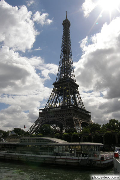 photo de Tour Eiffel de 3 étages,  expo universelle de 1889, 320m et 6400 tonnes; necessite 45 tonnes de peinture tous les 7 ans