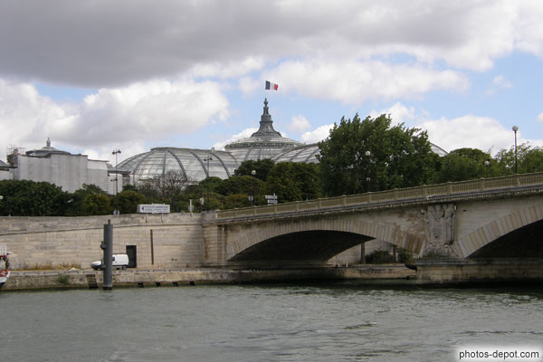 photo de Pont des Invalides menant rive droite aux petit et grand palais aux grandes verrierres construits pour l'exposition universelle de 1900