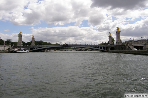 photo d'Elégant Pont Alexandre III en fer d'une seule arche de 110m de long et 40m de large, commémore l'alliance franco-russe (1ère pierre posée par le tzar nicolas II)