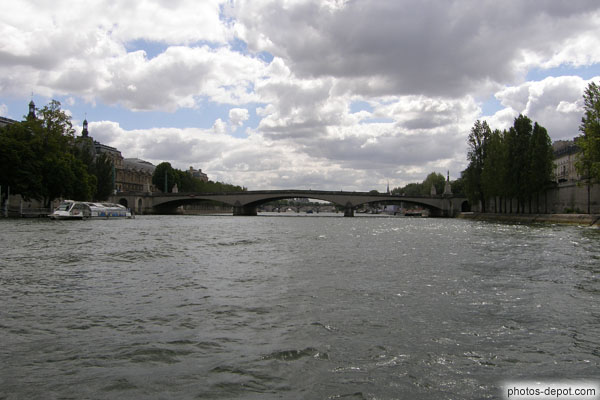 photo de Pont du Carrousel, doit son nom à l'arche du Carrousel du Louvre, et surnommé hotel des courants d'air