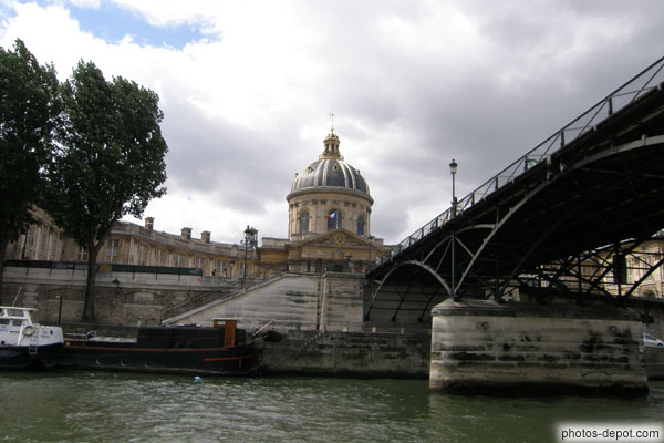photo de Dôme de l'Académie française et pont des arts, passerelle piétons aux neuf arches en fonte et premier pont métallique de Paris