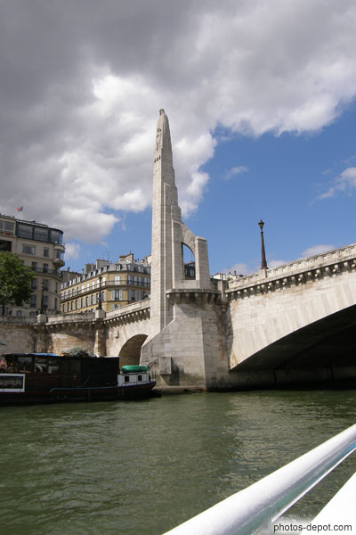 photo de Pont de la tournelle à la statue de Ste Geneviève, patrone de Paris