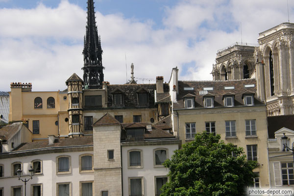 photo de toits des maisons de l'ile de la cité devant la Cathédrale