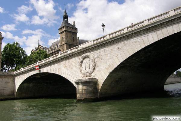 photo de Tour de l'horloge et Pont au Change arborant le N napoléonien