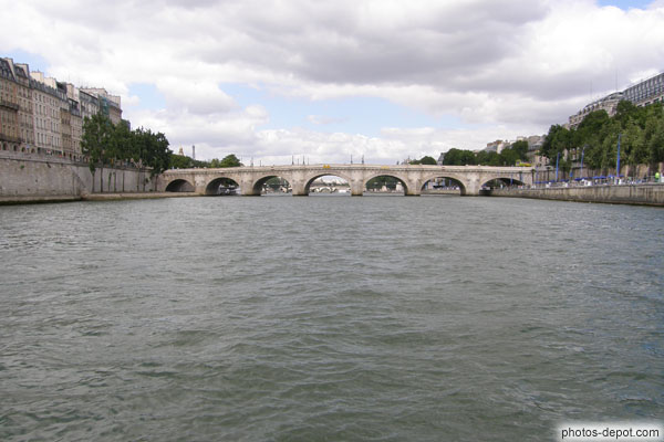 photo de Pont neuf terminé sous Henri IV, orné des tetes grimaçantes de ses ministres
