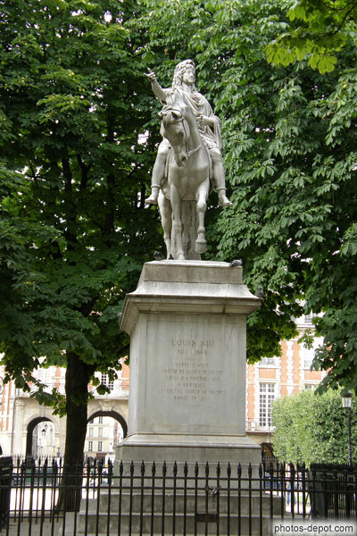 photo de Louis XIII, statue equestre au centre de l'ancienne place Royale