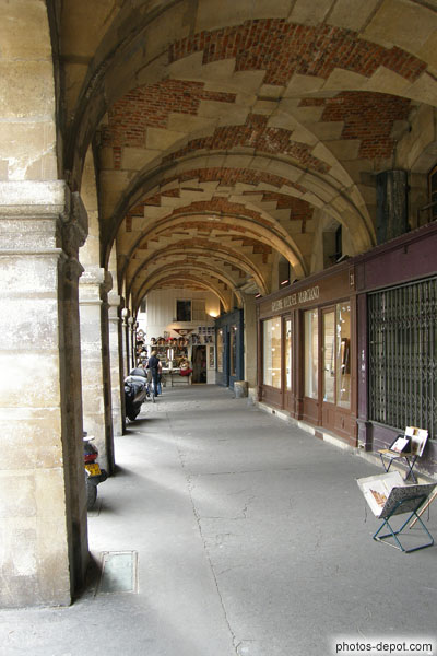 photo de Galerie marchande sous les arcades de la place Royale voulue par henri IV