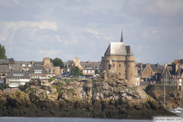 photo d'entre 1369 et 1382, sur ordre du duc Jean IV de Bretagne afin de contrôler l'insoumise ville de Saint-Malo, ce donjon fortifié a été tour à tour bastion, prison et aujourd'hui mémoire de la navigation malouine.