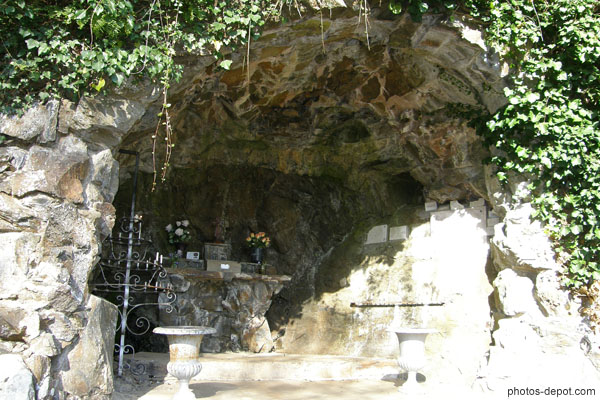 photo de grotte creusée dans le rocher imitant la grotte de Massabielle