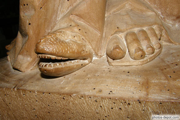 photo de pied de la Vierge foulant le serpent au pied