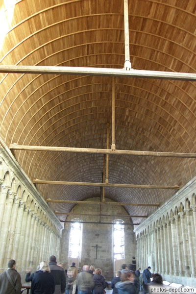 photo de charpente en berceau lambrissé du refectoire