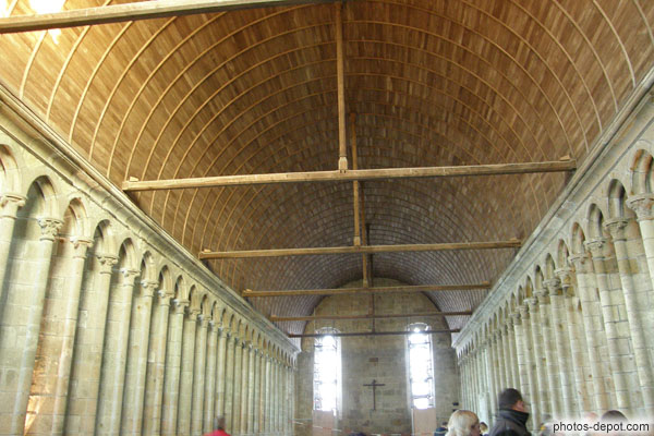 photo de charpente en berceau lambrissé du refectoire