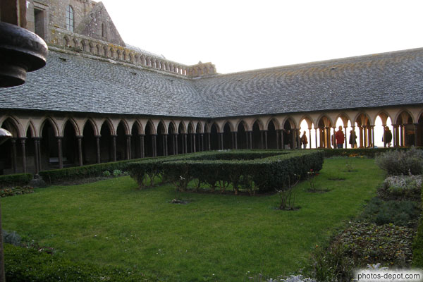 photo de Le Cloître s'orne de colonnes de granit rose, et trois arches sont étonnamment ouvertes sur la mer et le vide