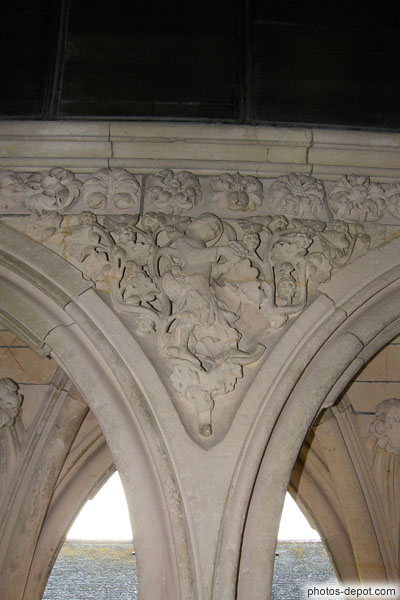 photo de St François en écoiçon entre les colonnes du cloître