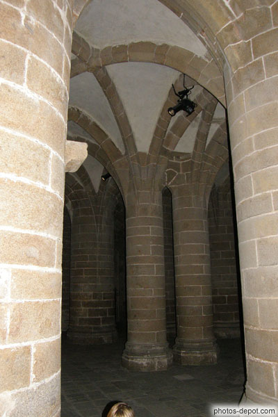 photo de Crypte des gros piliers soutient le choeur gothique de l'église abbatiale