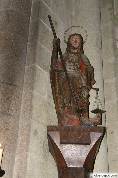 photo de ST Michel représenté avec une balance pesant les âmes et l'inscription QVIS VT DEVS